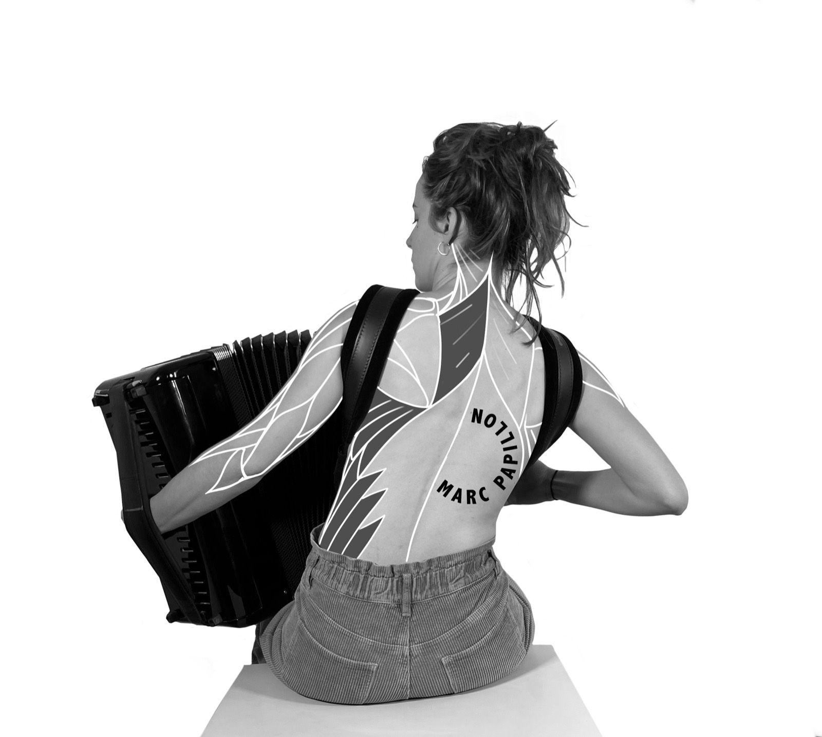 Une accordéoniste de dos, les muscles du dos dessinés.
