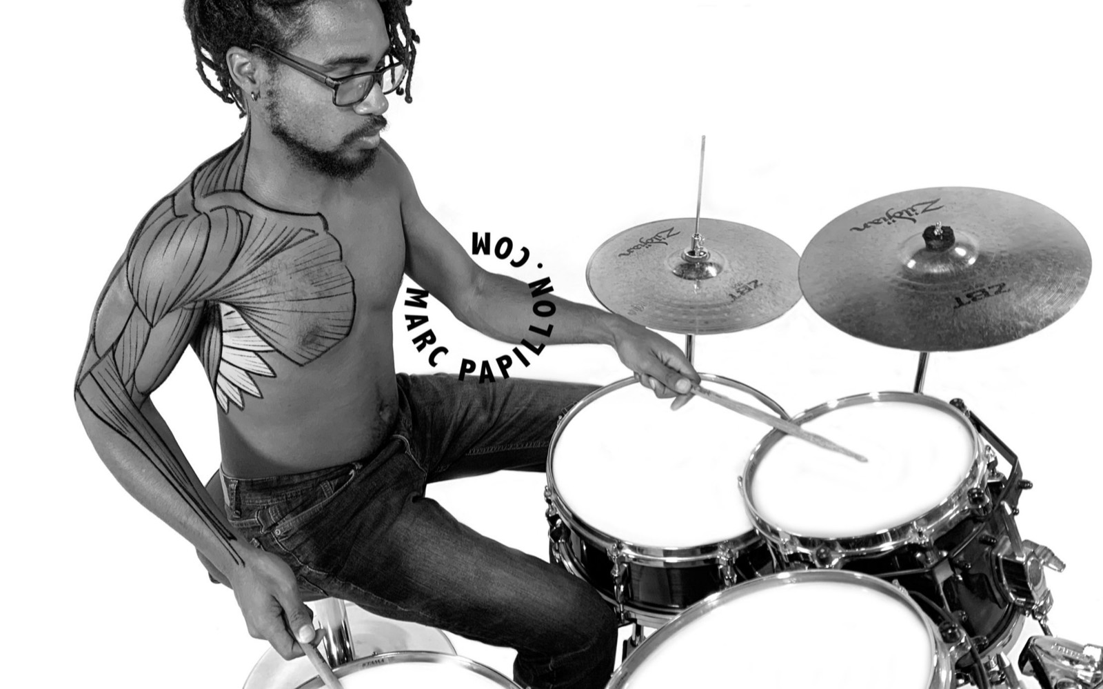Un batteur, les muscles de l’épaule dessinés.