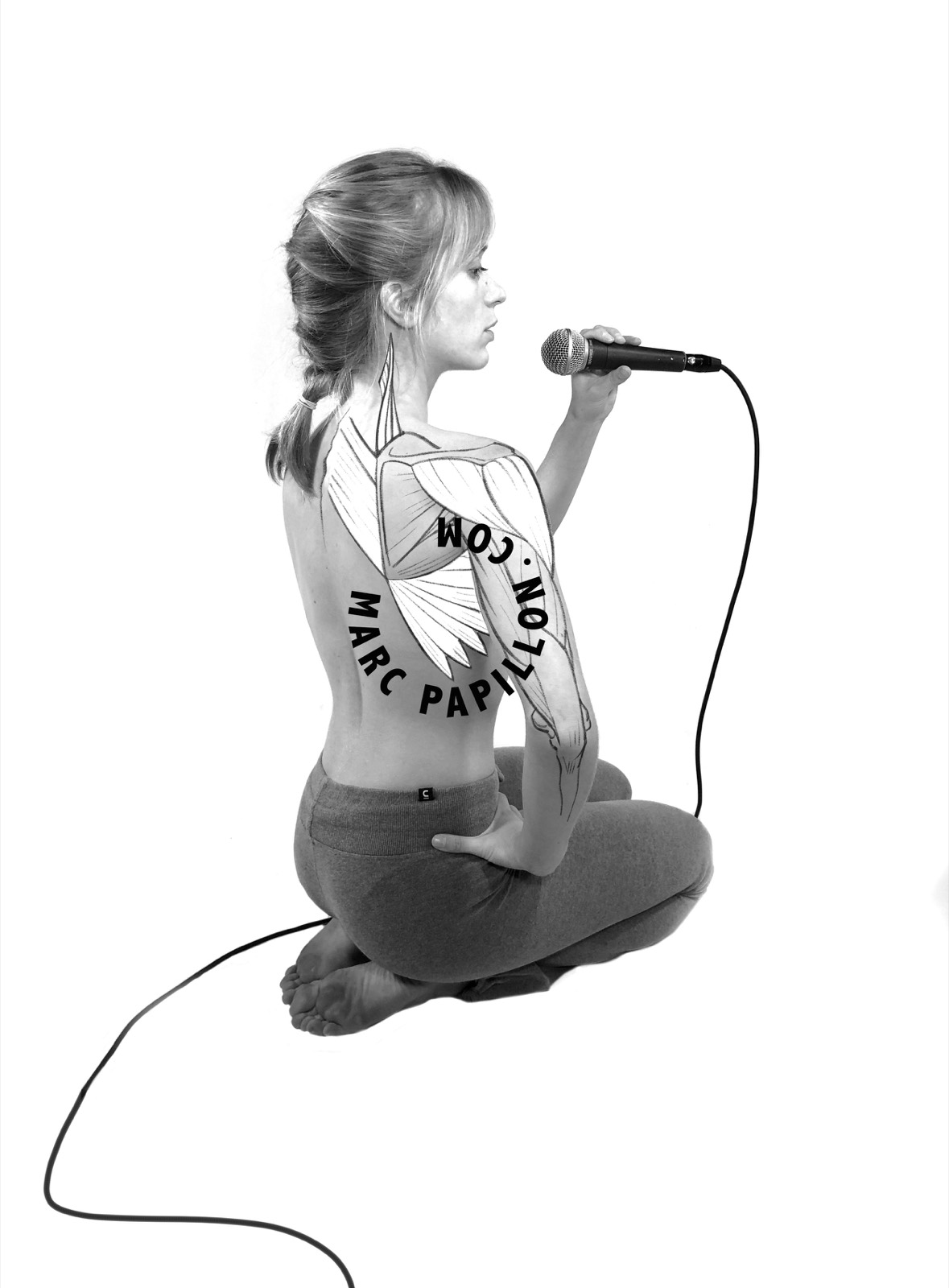 Une chanteuse assise au micro, les muscles du tronc dessinés.