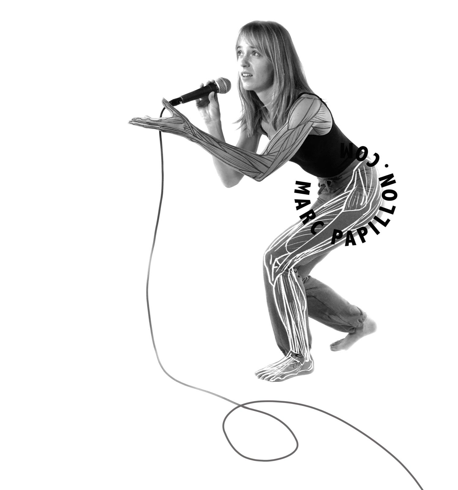 Une chanteuse penchée au micro, les muscles du corps dessinés.