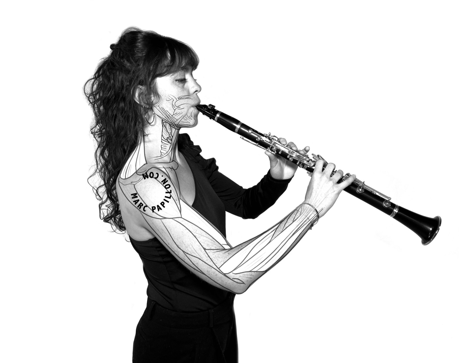 Une clarinettiste de profil, les muscles du visage et du bras dessinés.