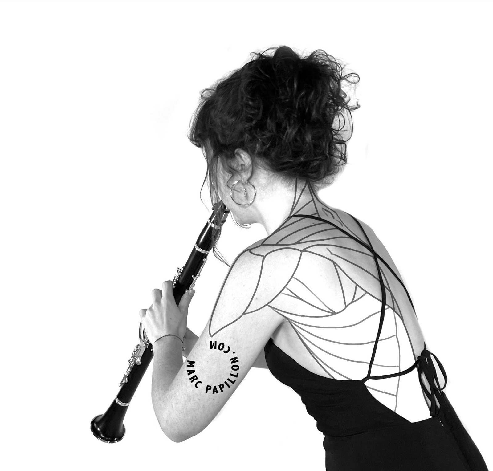 Une clarinettiste de dos, les muscles de l’épaule dessinés.