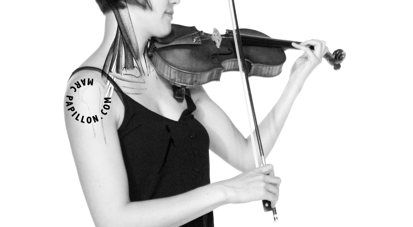 Une violoniste, l’épaule et le plexus brachial dessinés.