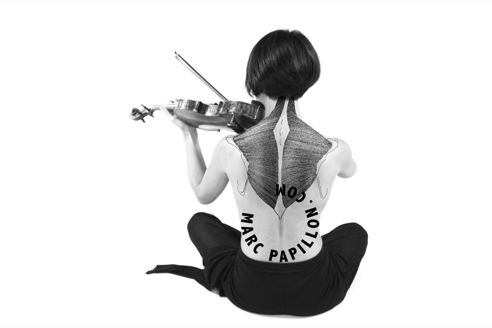Une violoniste assise de dos, les trapèzes dessinés.