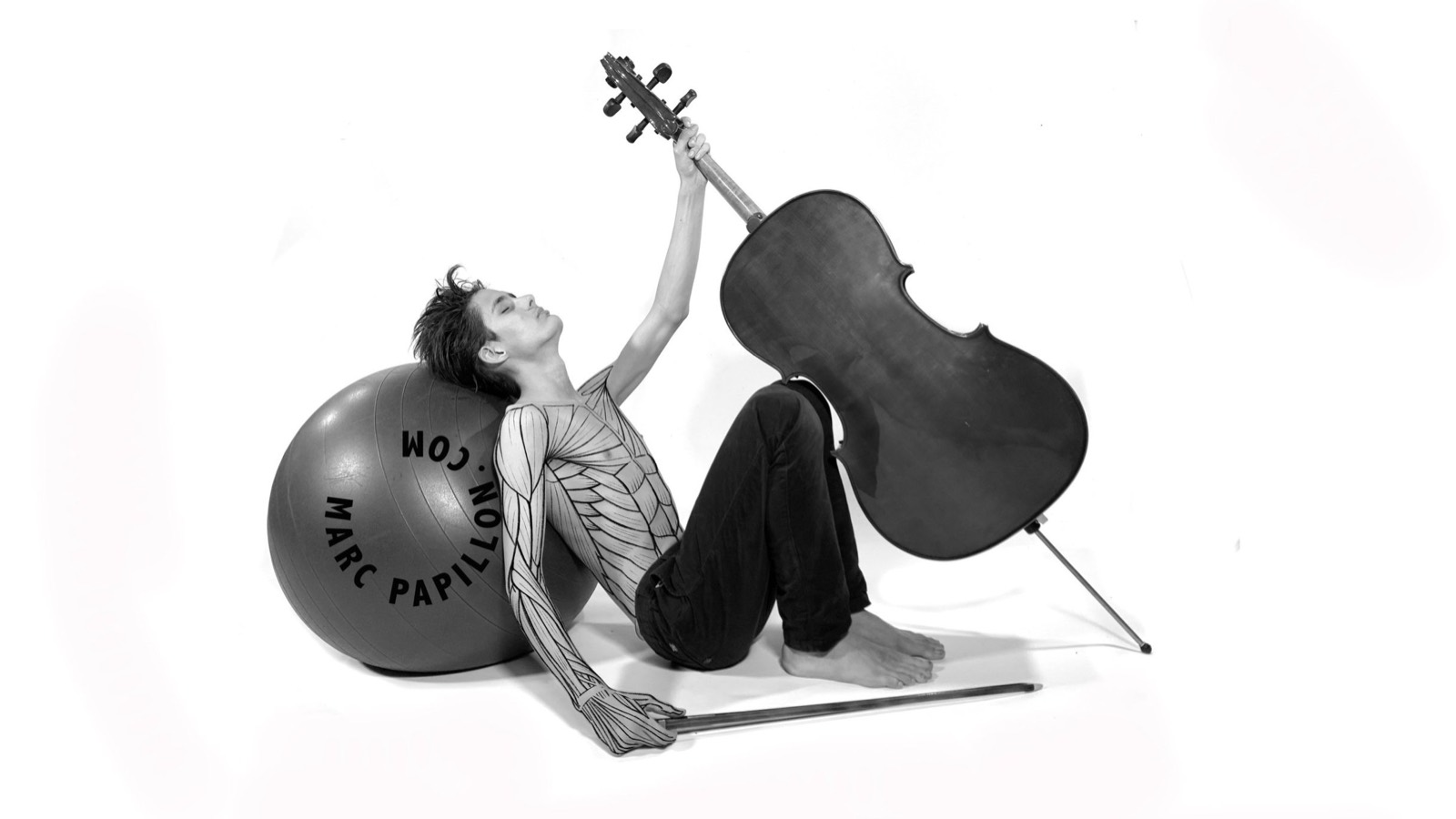 Une violoncelliste adossée à un ballon, les muscles du bras dessinés.